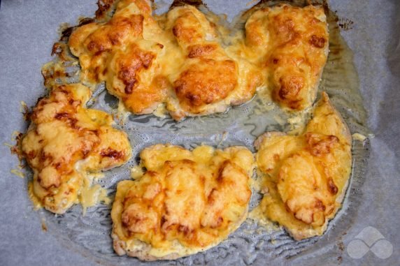Отбивные из индейки с ананасами и сыром в духовке – фото приготовления рецепта, шаг 8