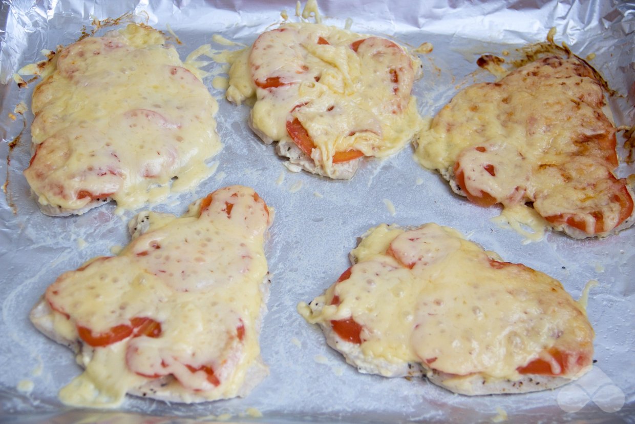 Отбивные из индейки с помидорами и сыром в духовке – фото приготовления рецепта, шаг 8 Отбивные из индейки с помидорами и сыром в духовке – фото приготовления рецепта, шаг 8
