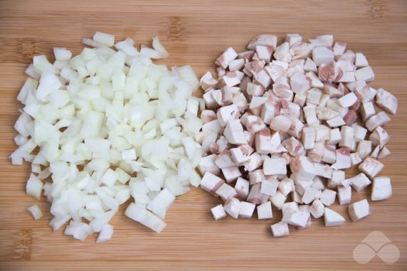 Куриные отбивные с грибами, помидорами и сыром в духовке – фото приготовления рецепта, шаг 3