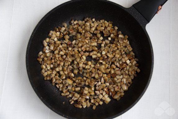 Курячі відбивні з грибами, помідорами та сиром у духовці – фото приготування рецепту, крок 4