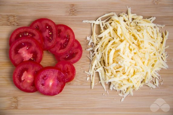 Куриные отбивные с грибами, помидорами и сыром в духовке – фото приготовления рецепта, шаг 5