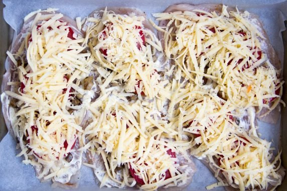 Куриные отбивные с грибами, помидорами и сыром в духовке – фото приготовления рецепта, шаг 7