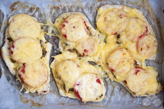 Курячі відбивні з грибами, помідорами та сиром у духовці – фото приготування рецепту, крок 8