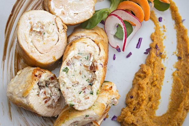 Куриные рулетики с грибами в беконе — эффектное и вкусное блюдо