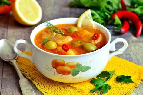 Томатный суп с рыбой и овощами
