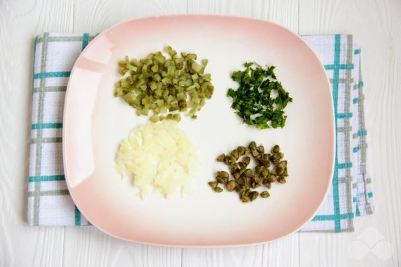 Соус Тартар с каперсами и солеными огурцами – фото приготовления рецепта, шаг 1