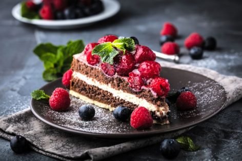 Шоколадный торт с масляным кремом и ягодами