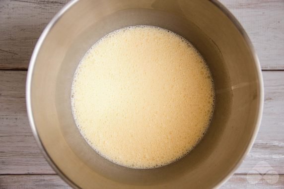 Бисквитный торт со сгущенкой – фото приготовления рецепта, шаг 2