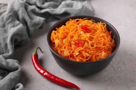 Морковь по-корейски с луком и острым перцем