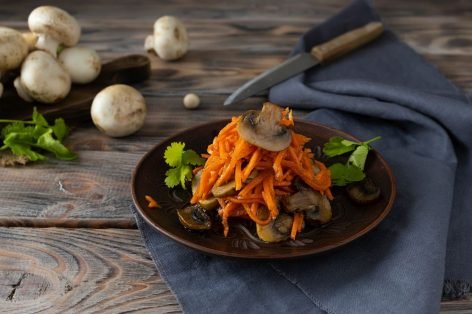 Морковь по-корейски с жареными шампиньонами