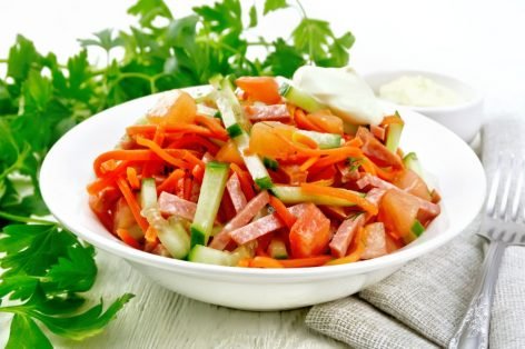 Салат из корейской моркови, колбасы, помидоров и огурцов