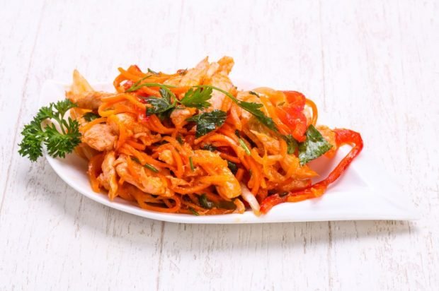 Морковь по-корейски с болгарским перцем и отварной свининой