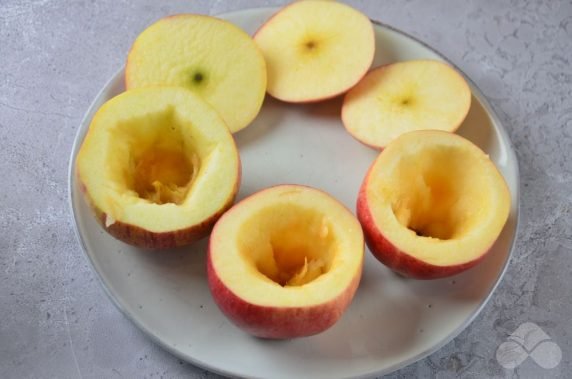 Запеченные яблоки с изюмом и корицей – фото приготовления рецепта, шаг 2