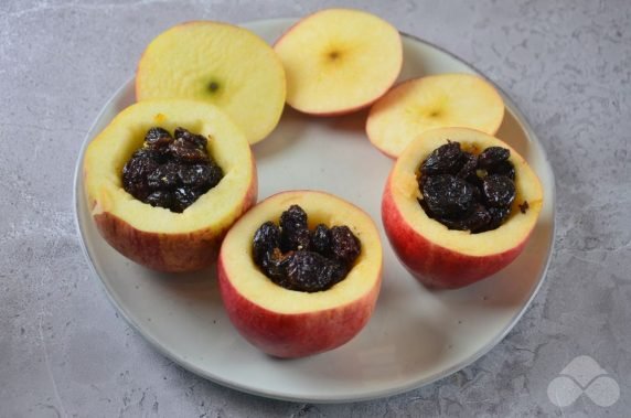 Запеченные яблоки с изюмом и корицей – фото приготовления рецепта, шаг 3