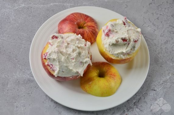 Запеченные яблоки с творогом – фото приготовления рецепта, шаг 2