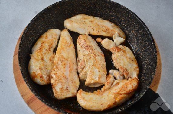 Пирожки с курицей и грибами – фото приготовления рецепта, шаг 4