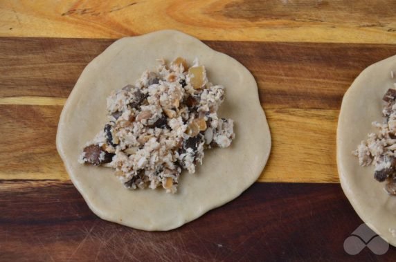 Пирожки с курицей и грибами – фото приготовления рецепта, шаг 6