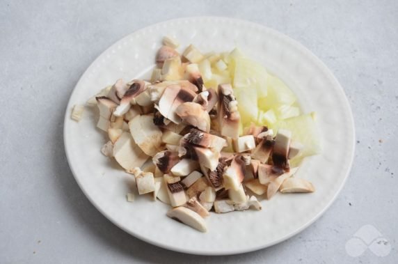 Жареный картофель с грибами в мультиварке – фото приготовления рецепта, шаг 2