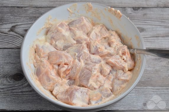 Картофель, запеченный с курицей и помидорами – фото приготовления рецепта, шаг 3