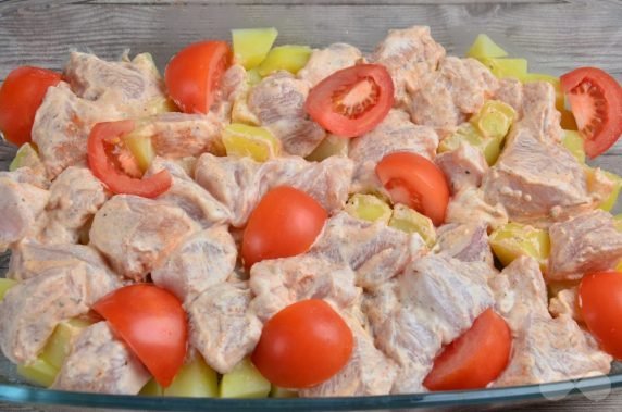 Картофель, запеченный с курицей и помидорами – фото приготовления рецепта, шаг 4