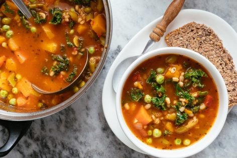 Гороховый суп с овощами и томатом