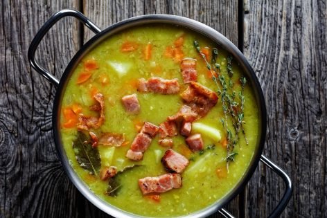 Зеленый гороховый суп с беконом