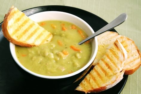 Зеленый гороховый суп с морковью