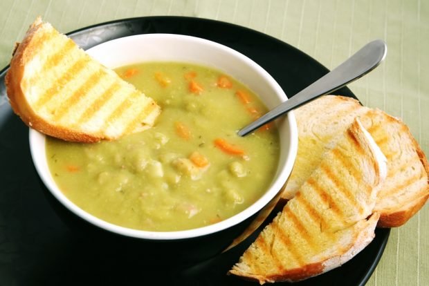 Зеленый гороховый суп с морковью