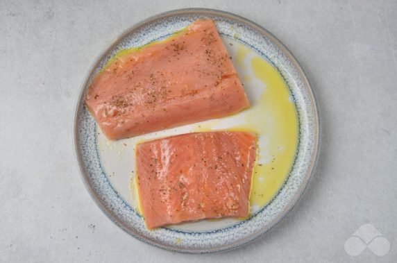Омлет с лососем и цветной капустой – фото приготовления рецепта, шаг 1