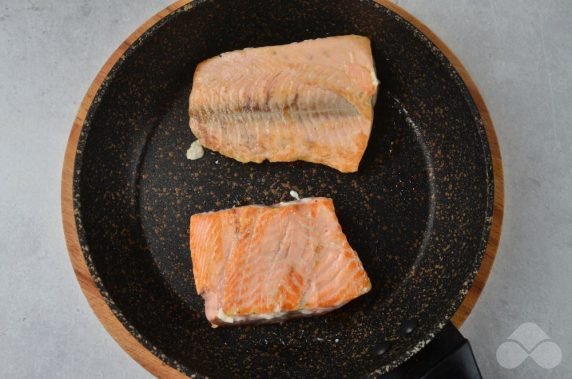 Омлет с лососем и цветной капустой – фото приготовления рецепта, шаг 2