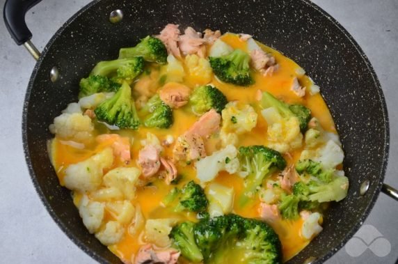 Омлет с лососем и цветной капустой – фото приготовления рецепта, шаг 5
