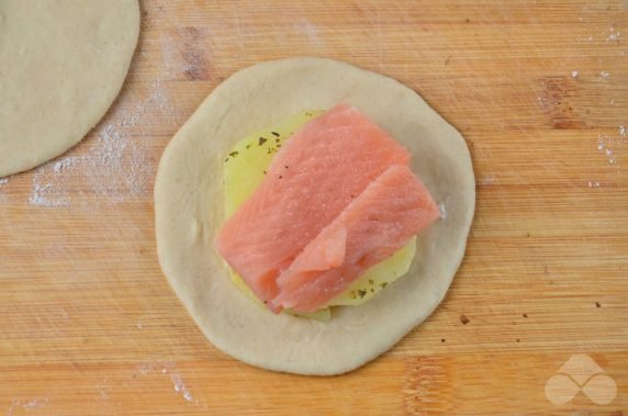 Пирожки с лососем и картошкой – фото приготовления рецепта, шаг 4