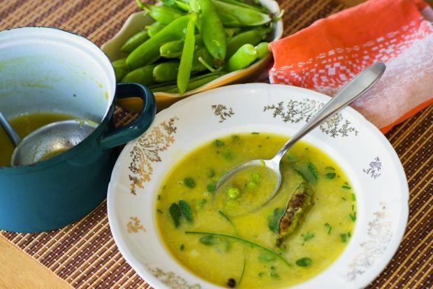 Гороховый суп с молодым горохом и зеленью