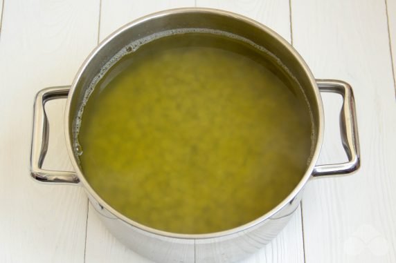 Гороховый суп с молодым горохом и зеленью – фото приготовления рецепта, шаг 1