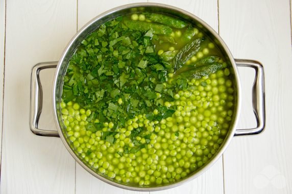 Гороховый суп с молодым горохом и зеленью – фото приготовления рецепта, шаг 5