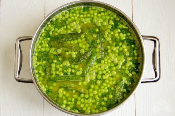 Гороховый суп с молодым горохом и зеленью – фото приготовления рецепта, шаг 6