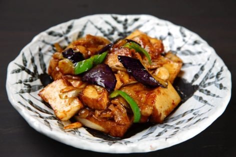 Тофу, жареный с баклажанами и острым перцем