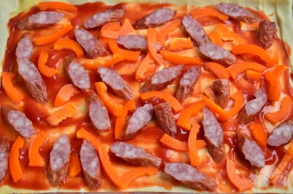 Пицца с охотничьими колбасками и маслинами – фото приготовления рецепта, шаг 2