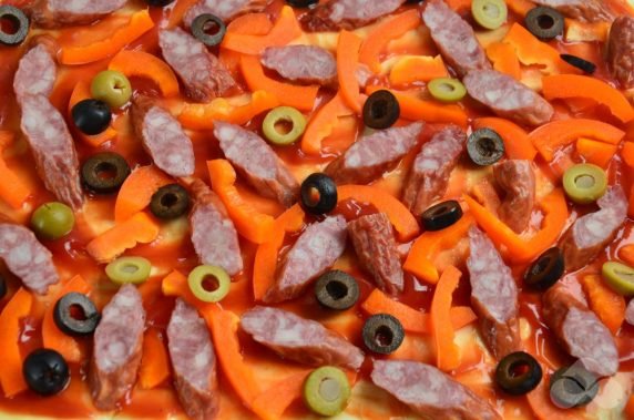 Пицца с охотничьими колбасками и маслинами – фото приготовления рецепта, шаг 3