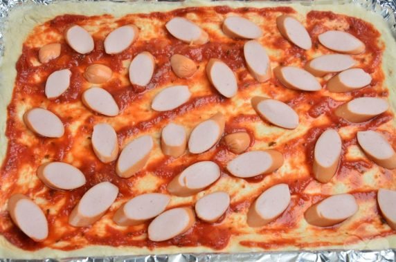 Пицца с сосисками и маринованными грибами – фото приготовления рецепта, шаг 6