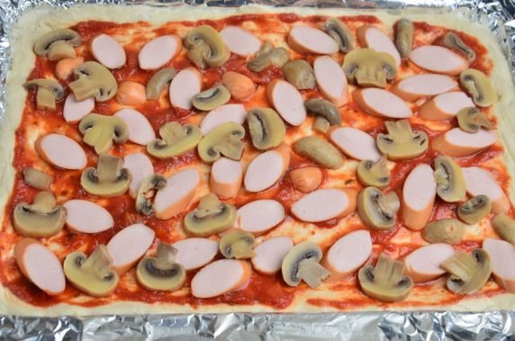 Пицца с сосисками и маринованными грибами – фото приготовления рецепта, шаг 7