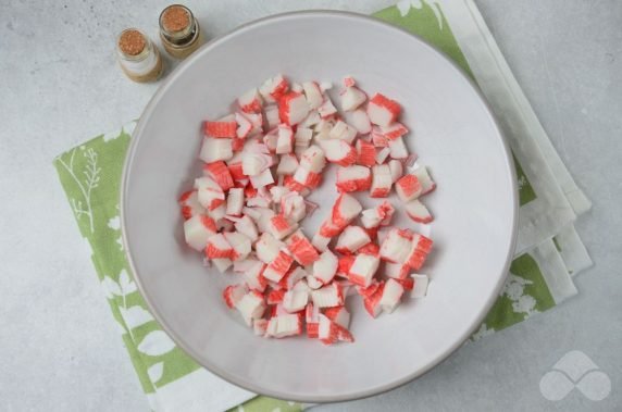 Салат с крабовыми палочками и яичным блинчиком – фото приготовления рецепта, шаг 2