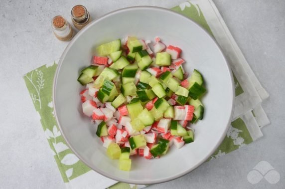 Салат с крабовыми палочками и яичным блинчиком – фото приготовления рецепта, шаг 3