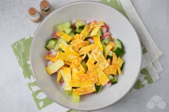 Салат с крабовыми палочками и яичным блинчиком – фото приготовления рецепта, шаг 4