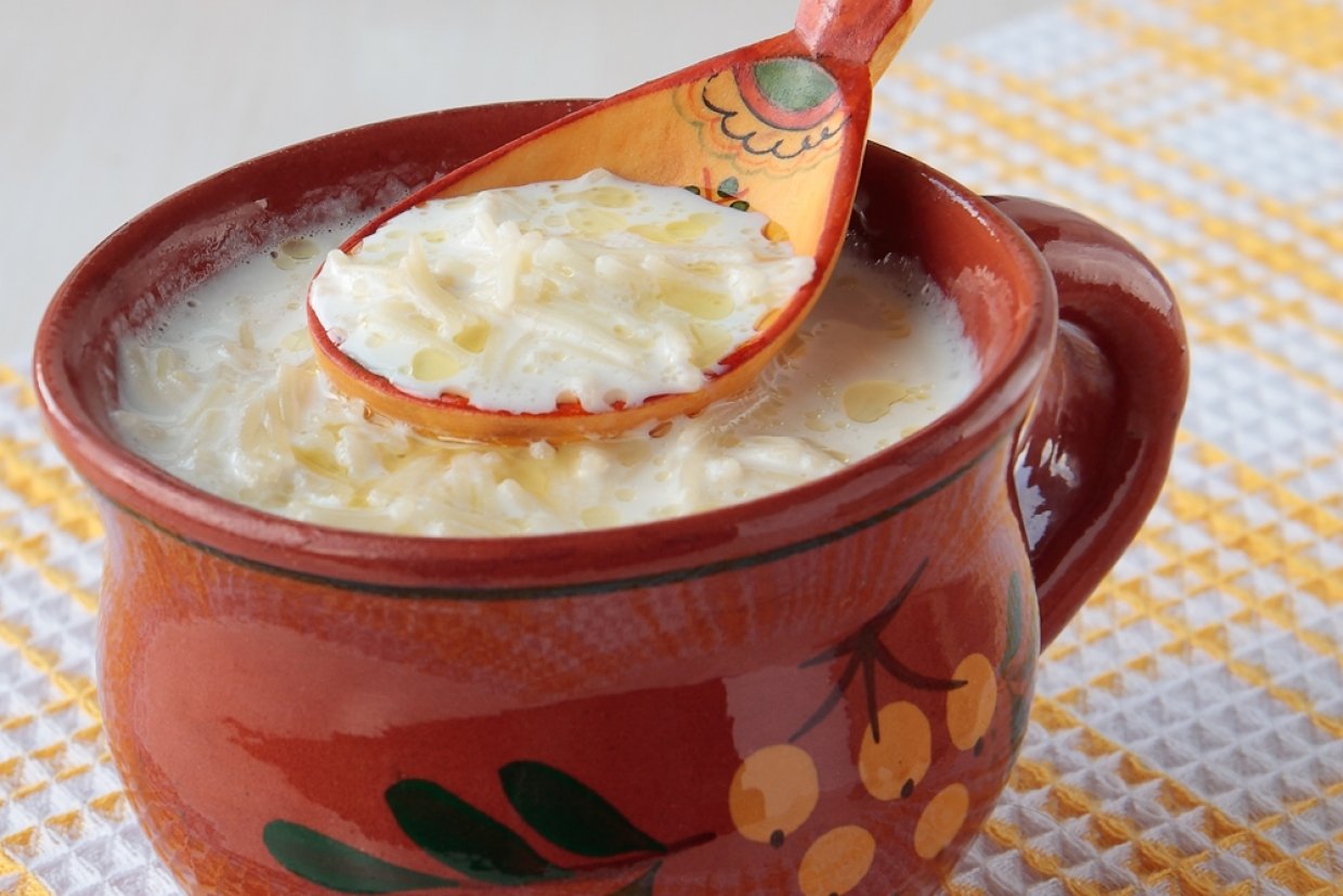 Молочный суп с вермишелью и сливочным маслом