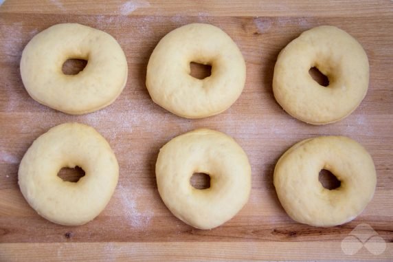 Мягкие пончики на свежих дрожжах – фото приготовления рецепта, шаг 5