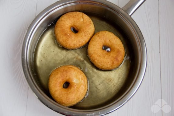 Мягкие пончики на свежих дрожжах – фото приготовления рецепта, шаг 6