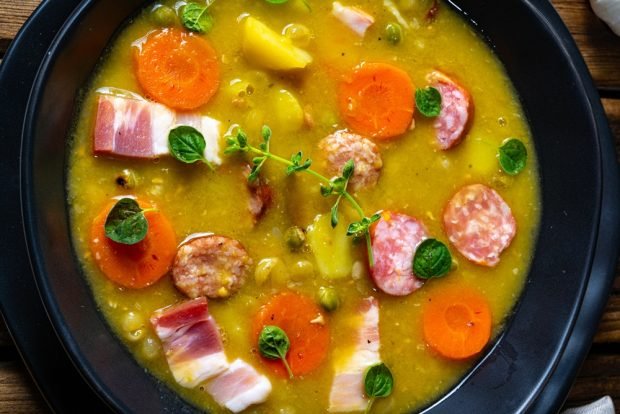 Гороховый суп с сосисками и беконом