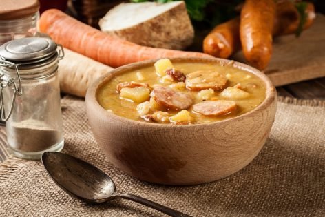 Ароматный гороховый суп с колбасками