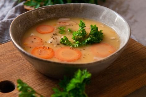 Гороховый суп с морковью и зеленью